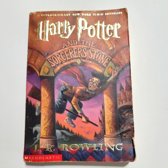 Harry‎ Potter and the Sorcerer's Stone Book - Picture 1 of 4